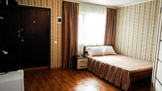 Гостиница Гостевой дом на Ростовской 9 Ейск Cемейный номер с собственной ванной комнатой-2